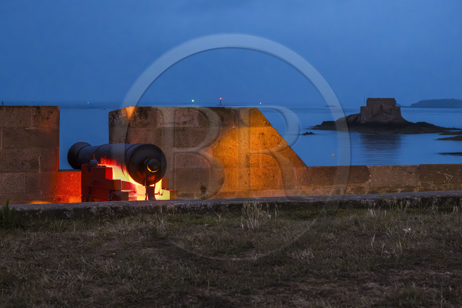 France, Ille-et-Vilaine (35), Côte d'Emeraude, Saint-Malo, canon sur les remparts au bastion de la Hollande et le fort de Petit Bé en arrière plan