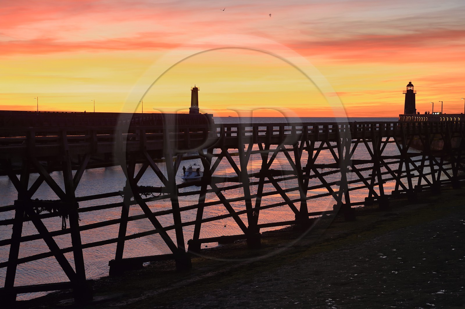 France, Seine-Maritime (76), Pays de Caux, Côte d'Albâtre, passerelle en bois à l'entrée du port de Fécamp