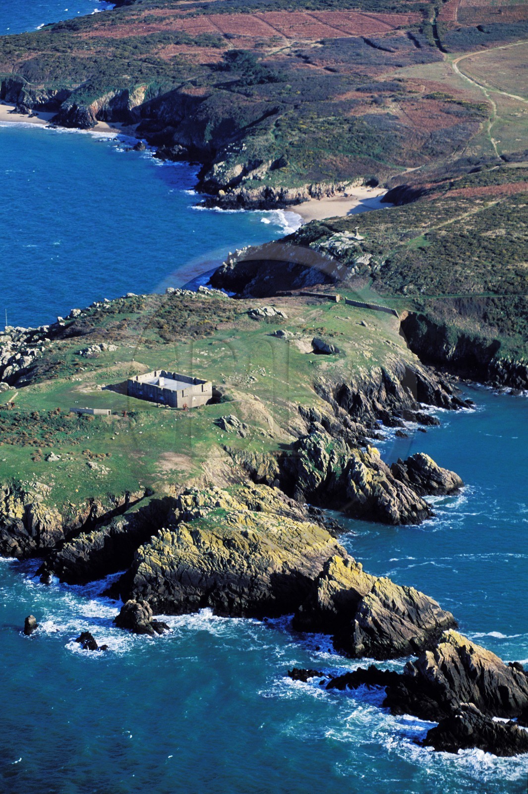 France, Morbihan (56), île de Houat, une ancienne batterie sur la côte ouest (vue aérienne)