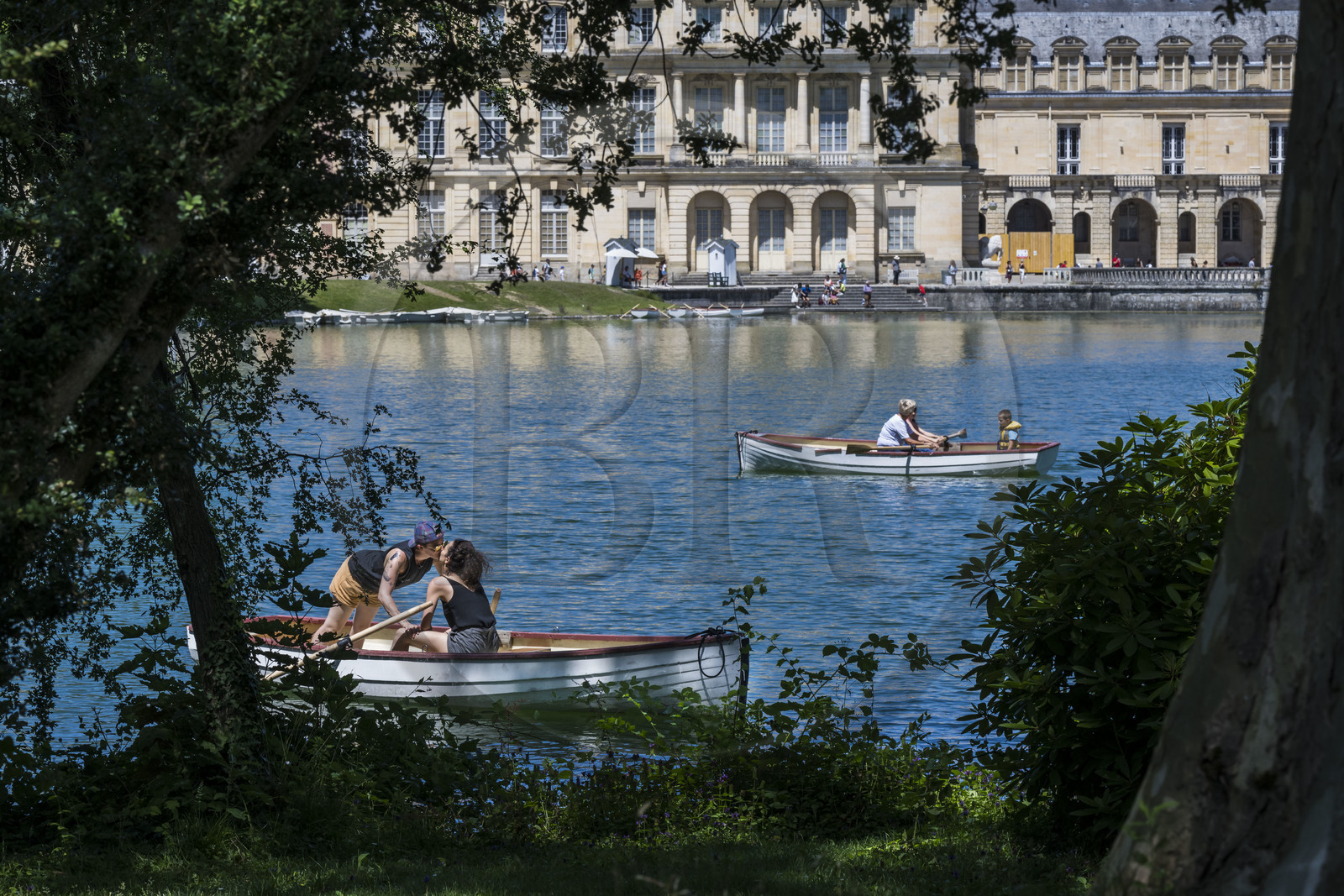 France, Seine-et-Marne (77), Fontainebleau, chateau de Fontainebleau, classé Patrimoine Mondial par l'UNESCO, amoureux en barque sur l'étang des carpes