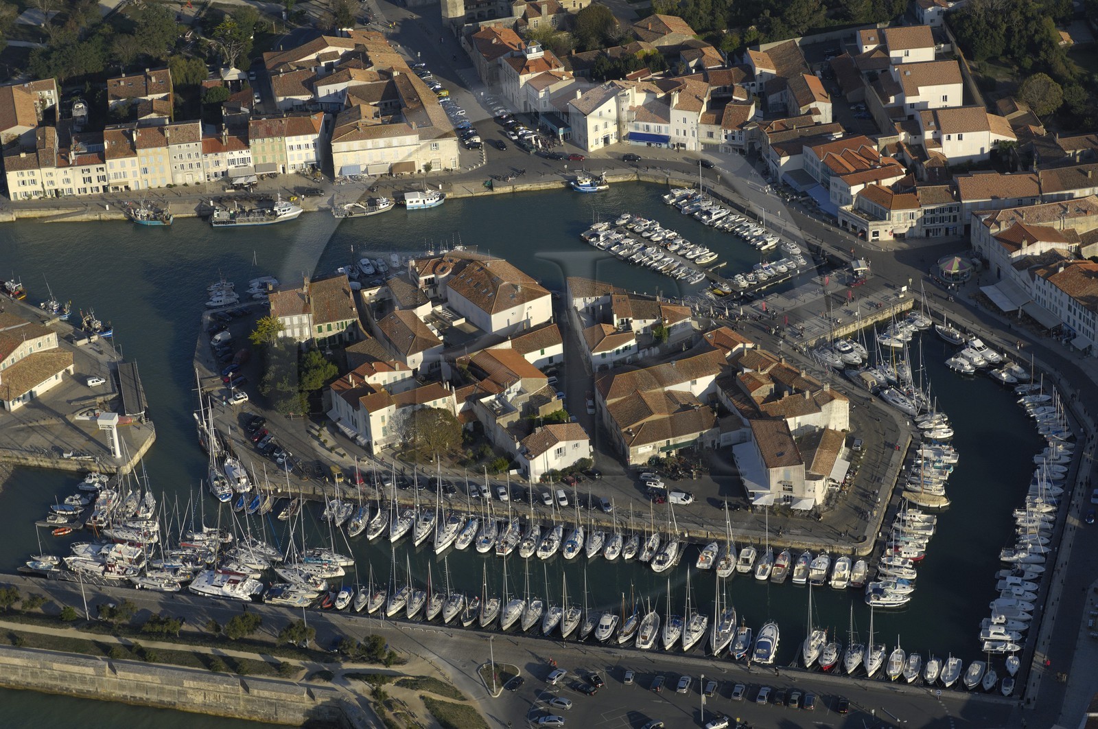 France, Charente-Maritime (17), ile de Ré, ville de Saint-Martin-de-Ré avec fortifications de Vauban (XVII ème siècle), le port (vue aérienne)