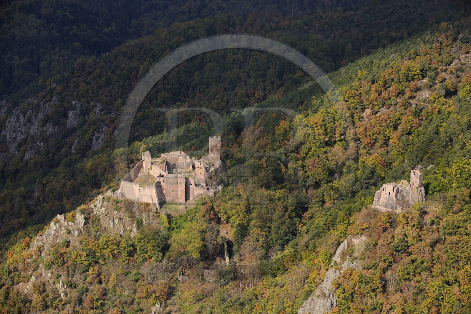 France, Haut-Rhin (68), Ribeauvillé, châteaux Saint-Ulrich et Girsberg à droite (photo aérienne)