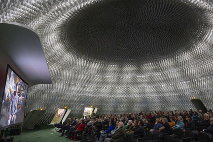 France, Paris (75), place du Colonel Fabien, immeuble du parti communiste français de l'architecte Oscar Niemeyer, vernissage de l'exposition Odyssée de l'artiste Fred Kleinberg à l'Espace Niemeyer