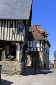 France, Calvados (14), Honfleur, maison traditionnelle à colombages à l'angle de la rue de l'Homme de Bois et Varin