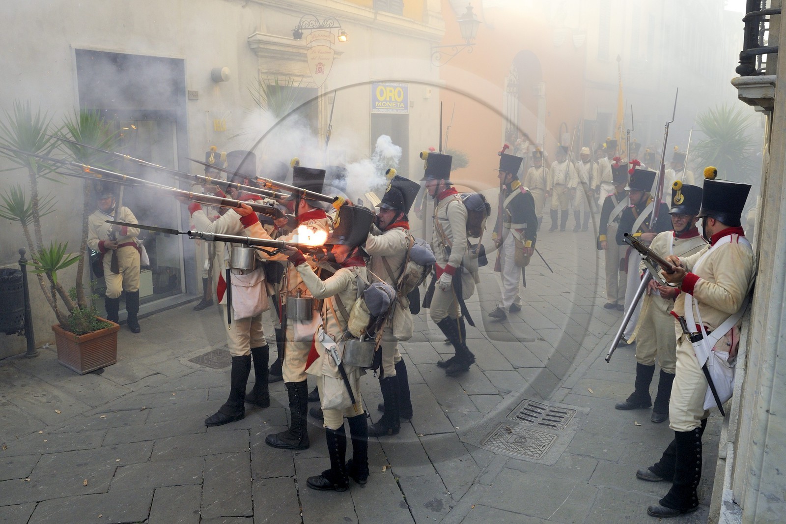 Italie, Ligurie, Sarzana, Napoleon Festival, soldats autrichiens faisant feu sur l'ennemi dans la Via Mazzini rue principale de la vieille ville