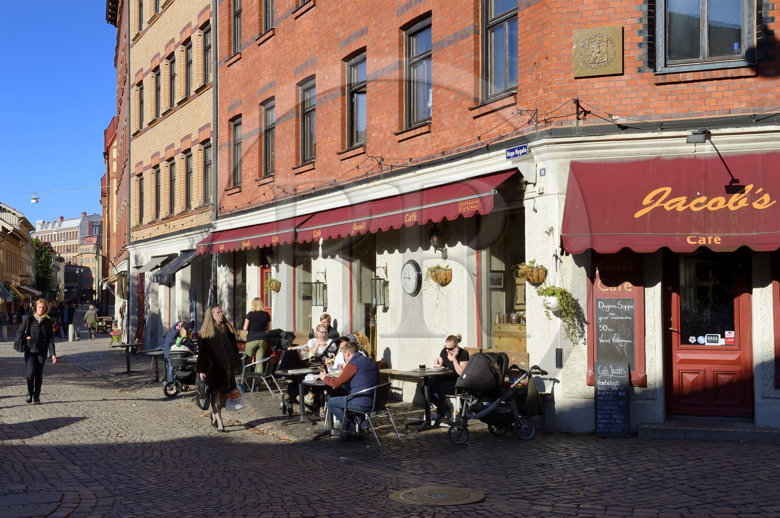 Suède, Västra Götaland, Göteborg (Gothenburg), quartier de Haga, terrasse de Café dans la rue Haga Nygata