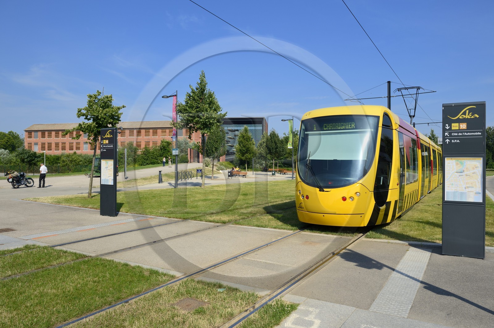 France, Haut-Rhin (68), Mulhouse, tramway devant la Cité de l'automobile - Musée national, Collection Schlumpf réhabilitation par le Studio Milou Architecture