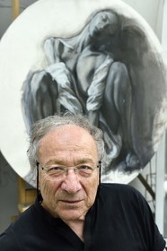 France, Ivry-sur-Seine (94), l'artiste plasticien Ernest Pignon-Ernest dans son atelier