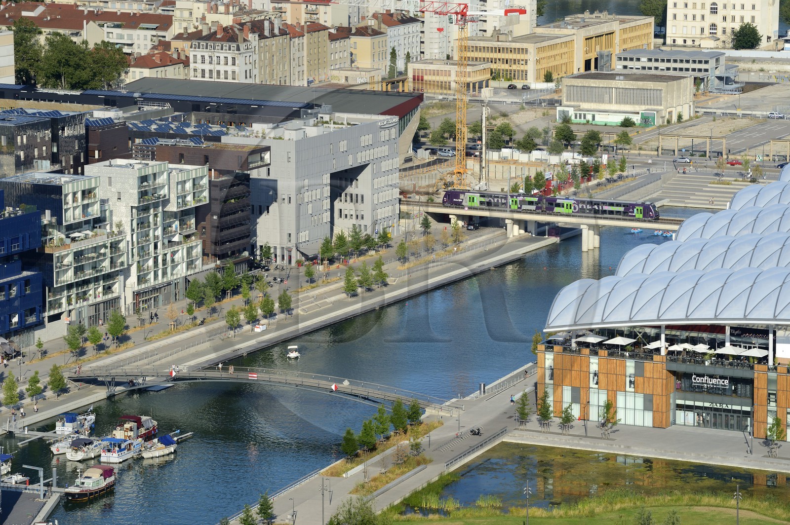 France, Rhône (69), Lyon, nouveau quartier de La Confluence au sud de la Presqu'île, immeubles d'habitation à gauche, bassin nautique relié à la Saône et le centre commercial de Confluence à droite