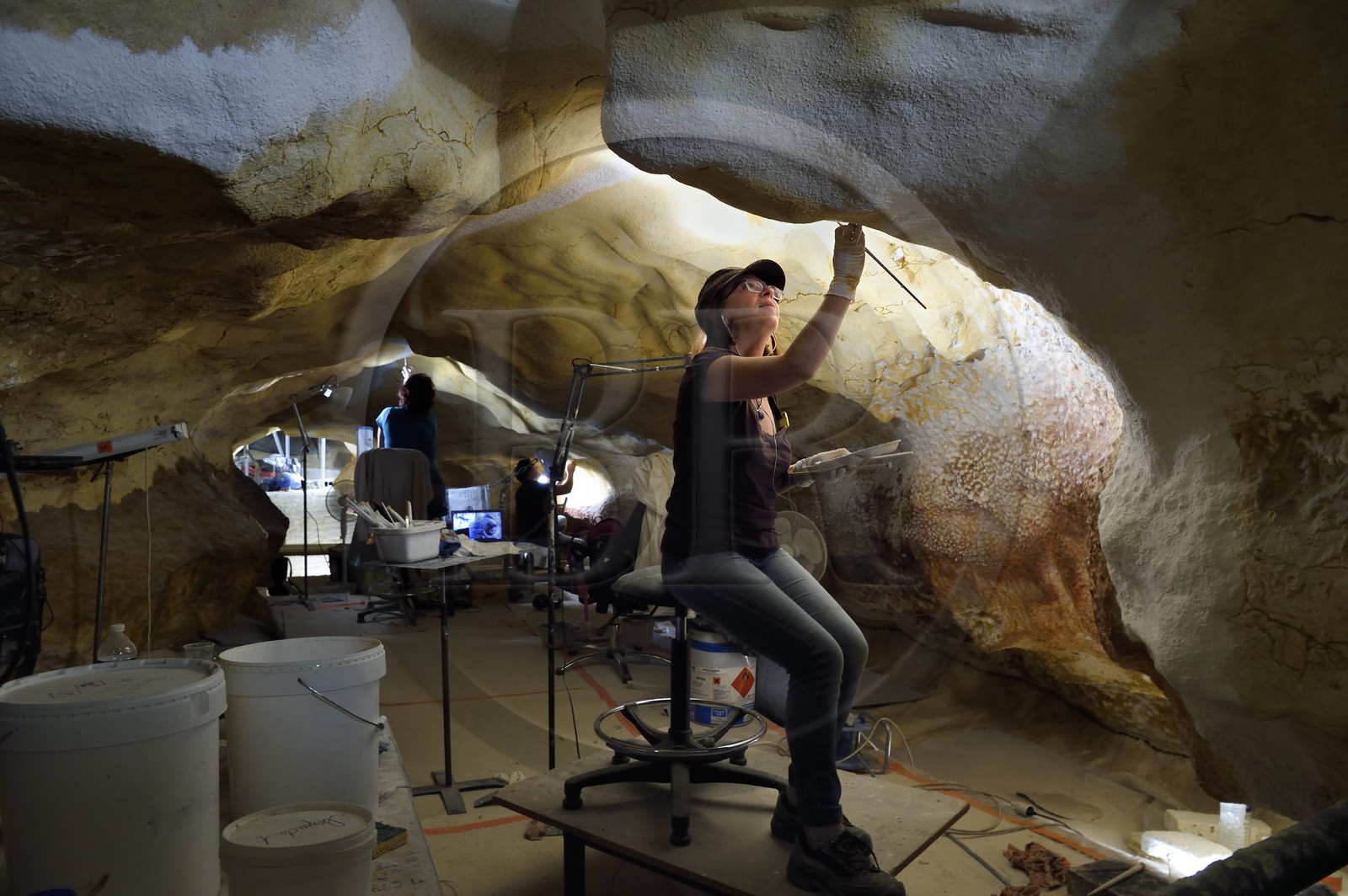 France, Dordogne (24), Montignac, chantier du futur Centre International de l'Art pariétal de Montignac-Lascaux (Lascaux 4), l'abside de la grotte reconstituée par l’Atelier des Fac-Similés du Périgord (AFSP) et le passage en arrière plan, réalisation des jointures des panneaux de surfaces ornées par la peintre Catherine Gout