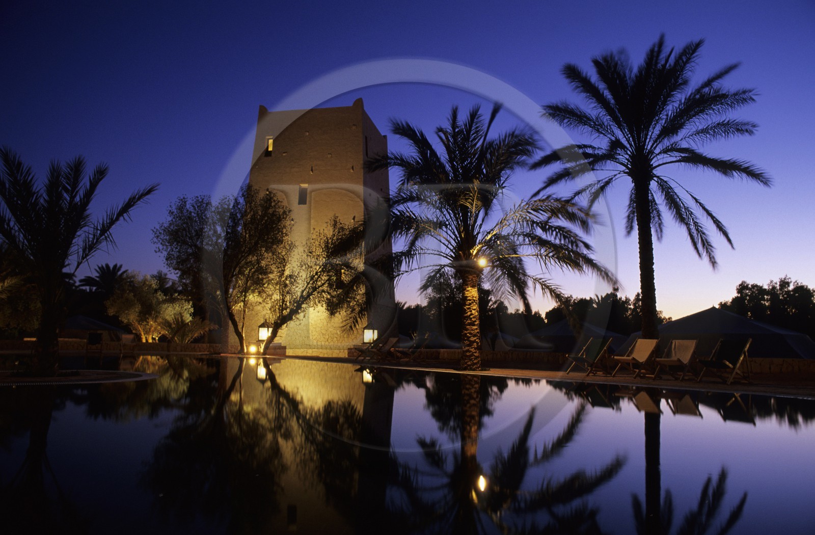 Tunisie, sud tunisien, oasis de Ksar Ghilane, reflet de la tour de guet dans la piscine de l' hôtel Ksar Ghilane