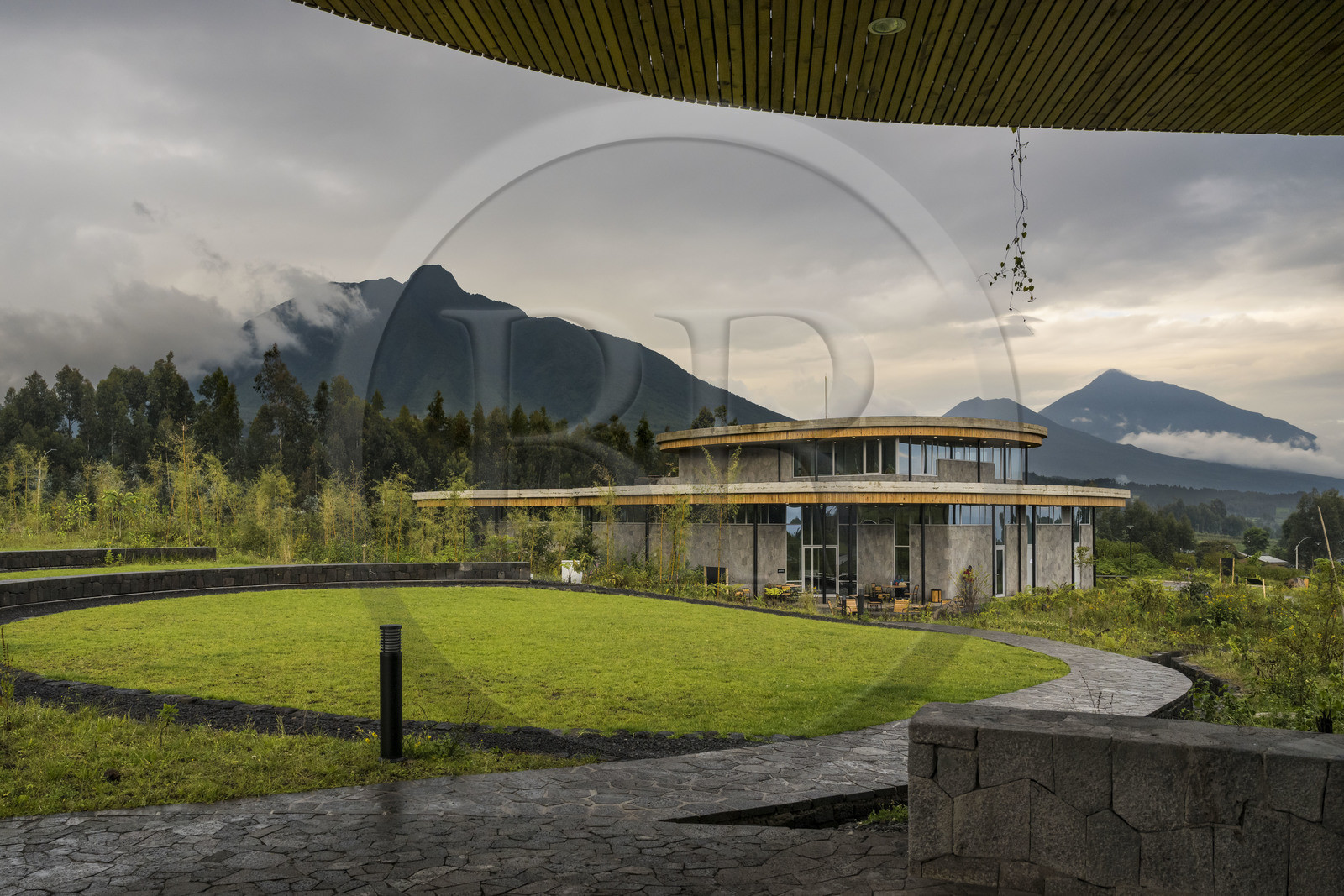 Rwanda, Province du Nord, District de Musanze (Ruhengeri), Kinigi, Campus Ellen DeGeneres du Dian Fossey Gorilla Fund par l'architecte MASS Design Group, le Cindy Broder Conservation Gallery avec une exposition éducative immersive, le Mont Sabyinyo et le Mont Gahinga puis le Mont Muhavura (les trois à la frontière de l'Ouganda) en arrière plan