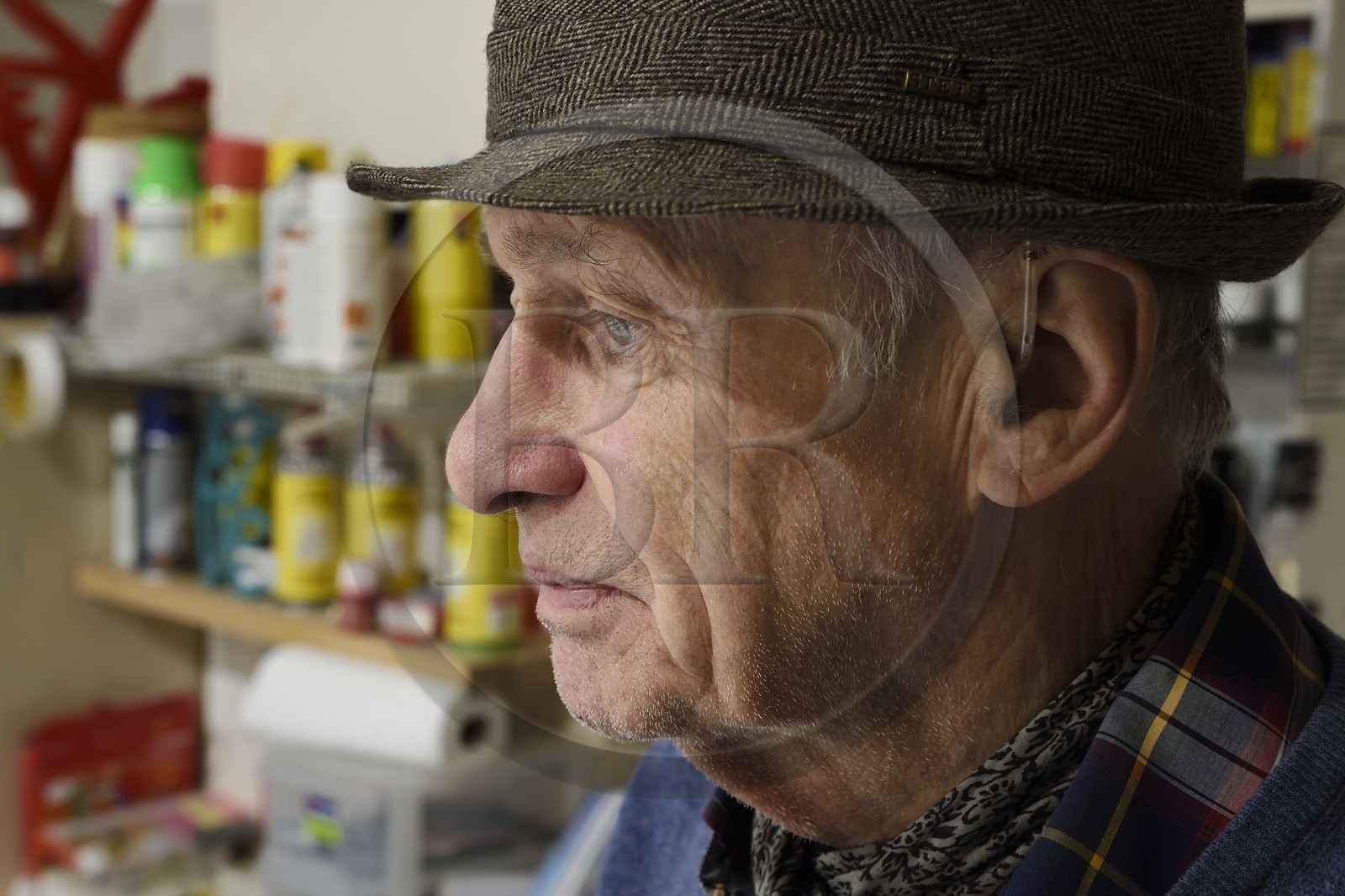 France, Paris (75), l'artiste Jacques Villeglé dans son atelier
