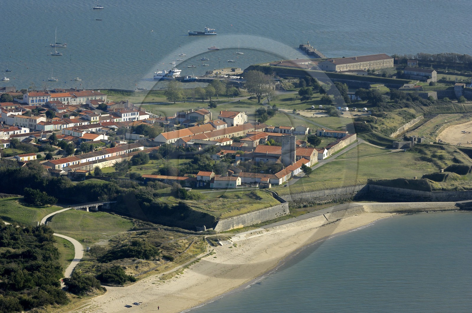 France, Charente-Maritime (17), Ile d'Aix, le bourg (vue aérienne)
