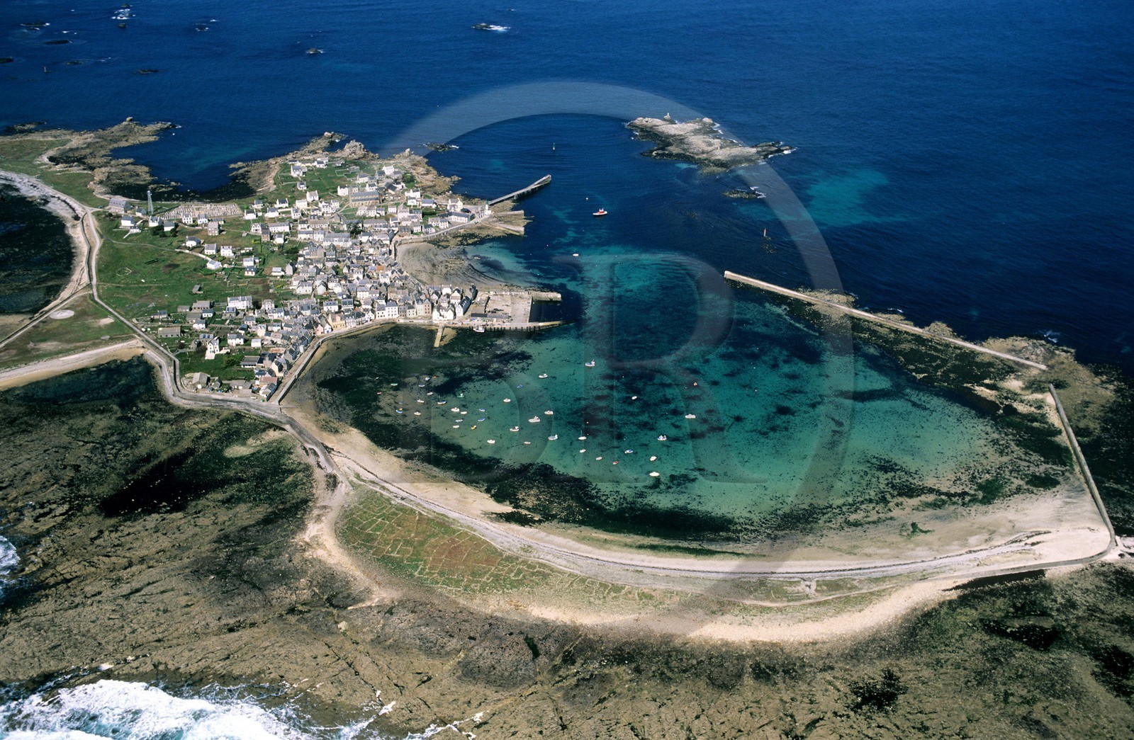 France, Finistère (29), Ile de Sein, labellisé Les Plus Beaux Villages de France (vue aérienne)
