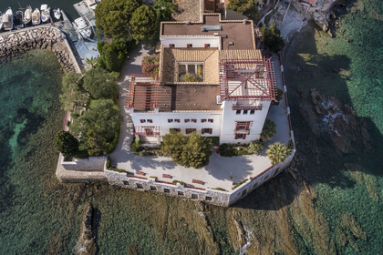 France, Alpes-Maritimes, Beaulieu-sur-Mer, neo-Greek style villa Kerylos build in 1908 by architect Emmanuel Pontremoli (aerial view)