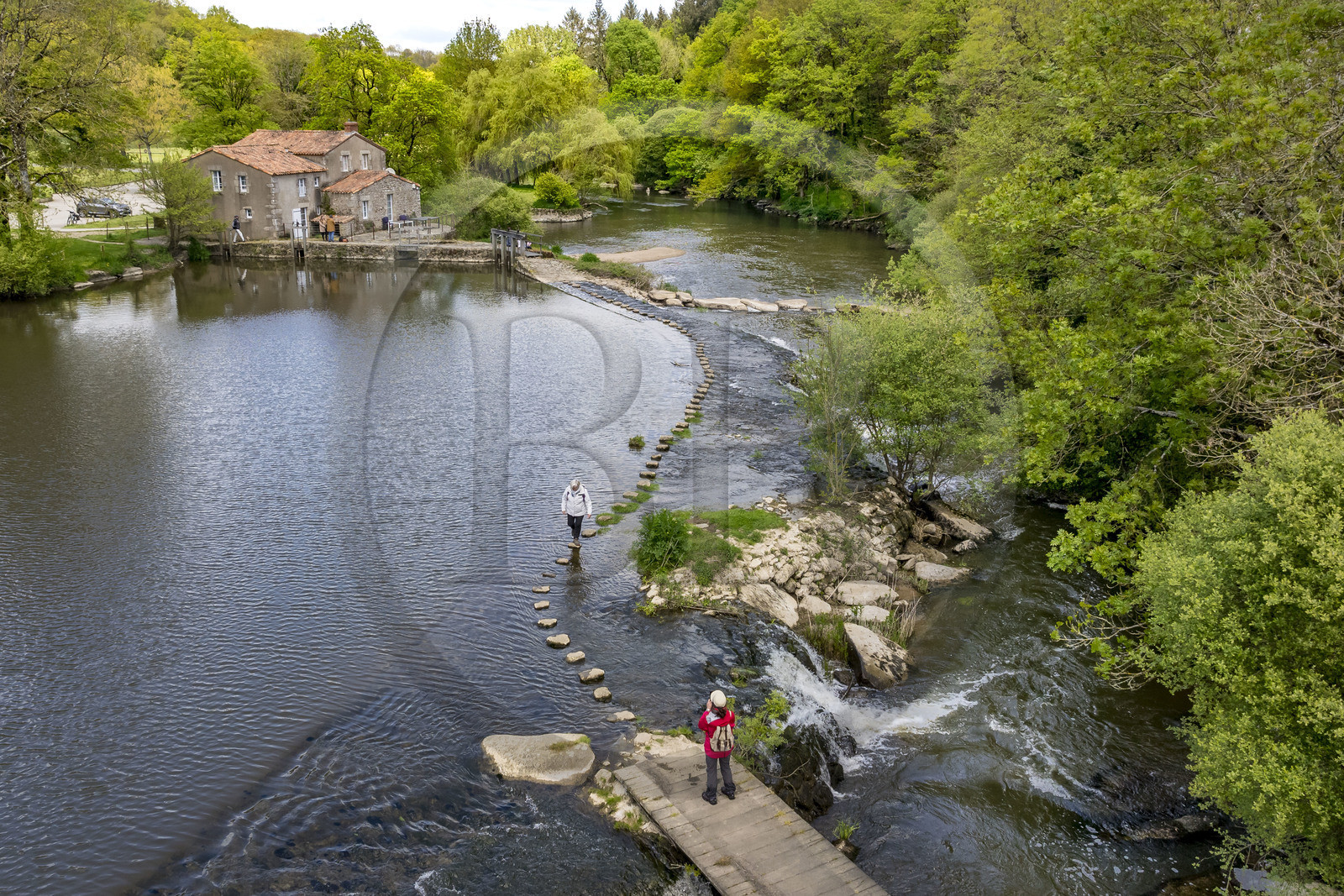 France, Vendée (85), Saint-Malô-du-Bois, vallée du Poupet, moulin de l'auberge du Poupet en bordure de la Sèvre Nantaise, passage à gué (vue aérienne)