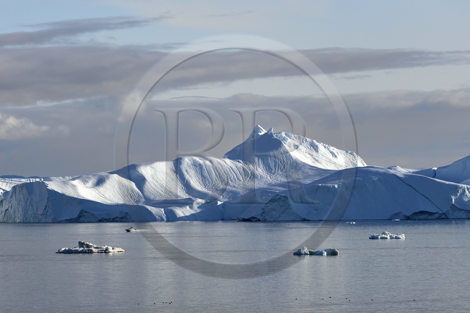 Groenland, cote ouest, baie de Disko, Ilulissat, hors-bord traversant le site du fjord glacé classé Patrimoine Mondial de l'UNESCO