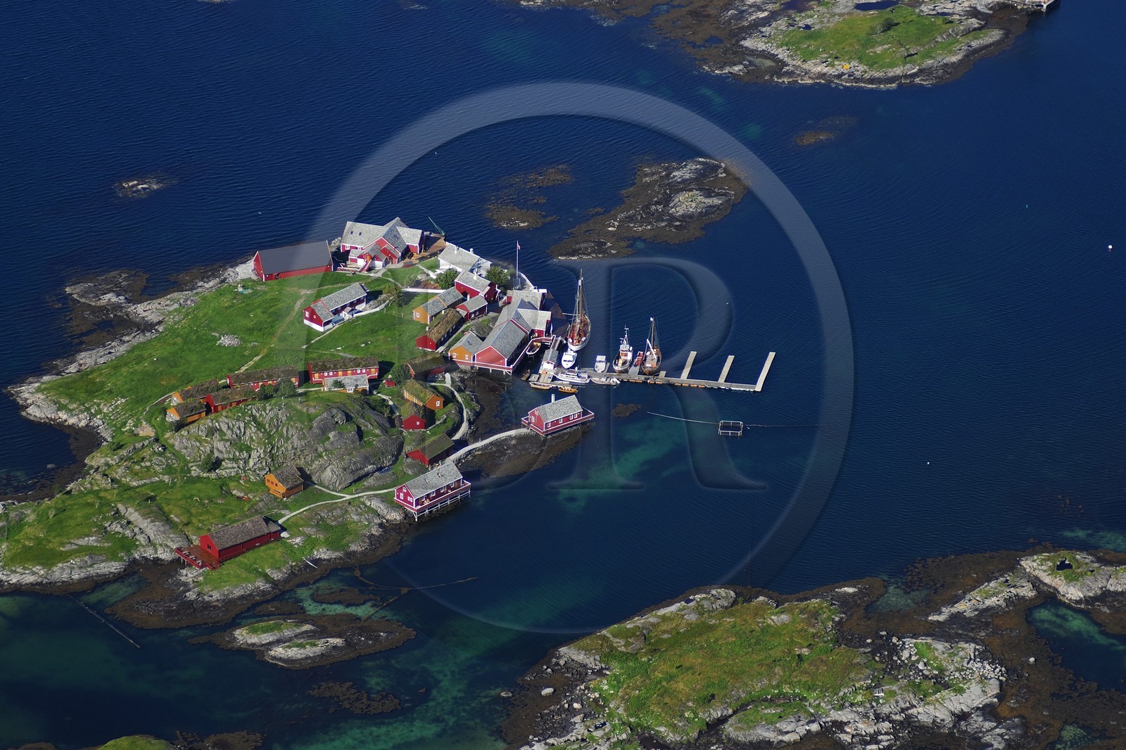 Norvège, More Og Romsdal, Ile de pêcheurs au sud de Kristiansund (vue aérienne)