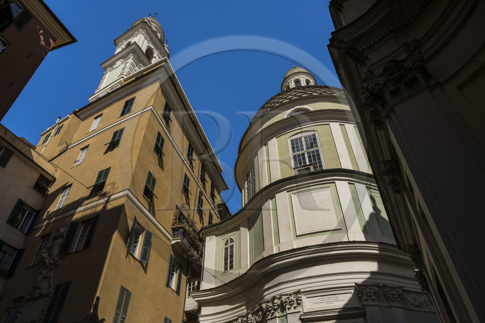 Italie, Ligurie, Gênes, église de San Giorgio (Saint-Georges) dont le clocher a été construit sur l'immeuble voisin