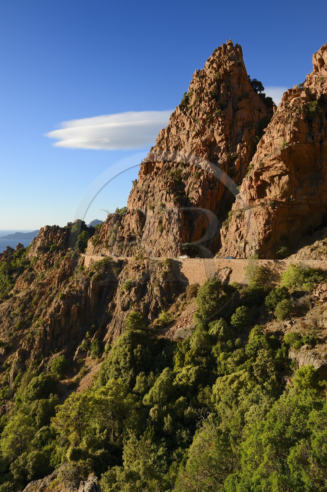 France, Corse-du-Sud (2A), Golfe de Porto, classé Patrimoine Mondial de l'UNESCO, calanches de Piana aux rochers de granit rose et la route D81 entre Porto et Cargèse