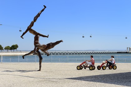 Portugal, Lisbonne, Parque das Nações (Parc des nations) construit pour l'exposition universelle de 1998, voiturette à pédales et téléphérique qui longe le Tage