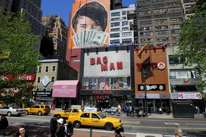 Etats-Unis, New York, Manhattan, Midtown, panneau publicitaire à l'angle de la 8ème avenue et 34ème rue