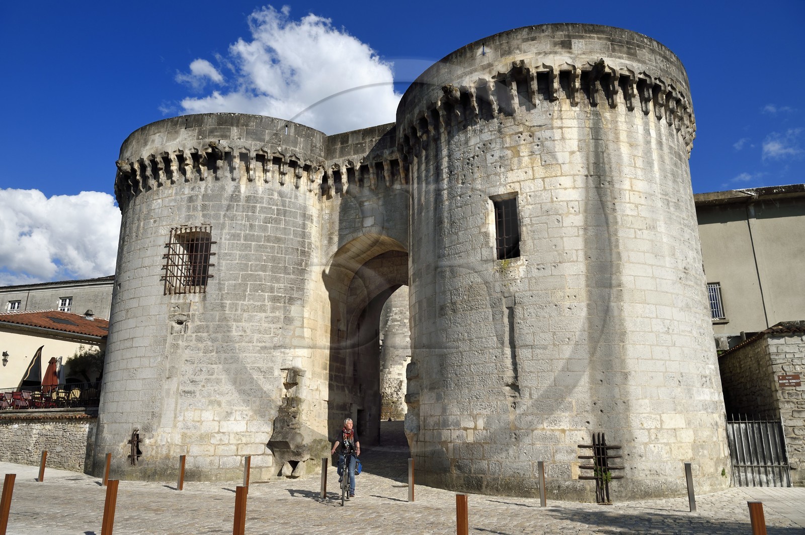 France, Charente (16), Cognac, la porte Saint-Jacques ouvre sur le quartier médiéval du vieux Cognac