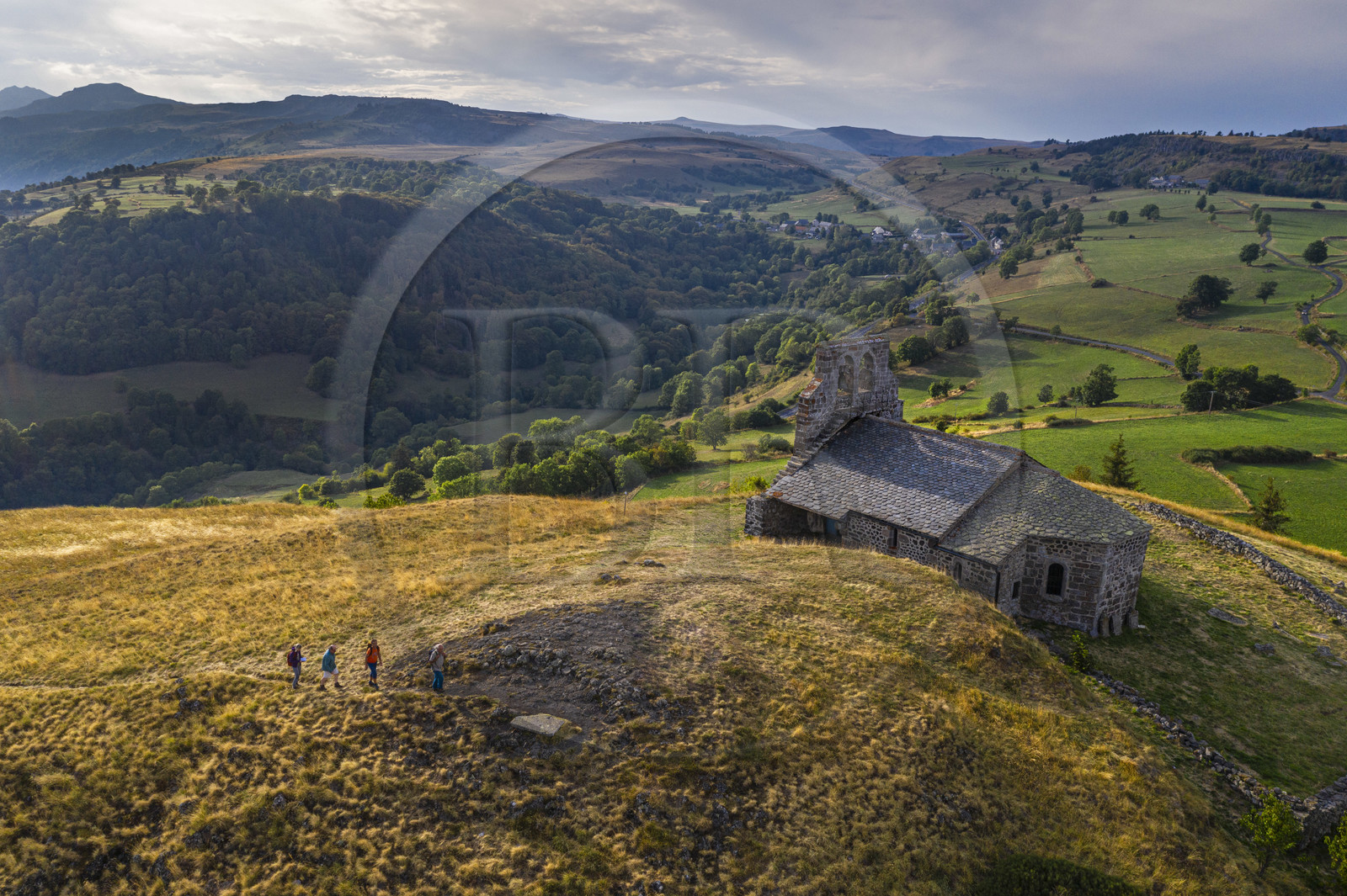 France, Cantal (15), Parc Naturel Régional des Volcans d'Auvergne, Chastel-sur-Murat, Chapelle Saint Antoine du XIIe siècle perchée sur un promontoire, randonneurs sur le chemin de Saint-Jacques de Compostelle par la Via Arverna (vue aérienne)