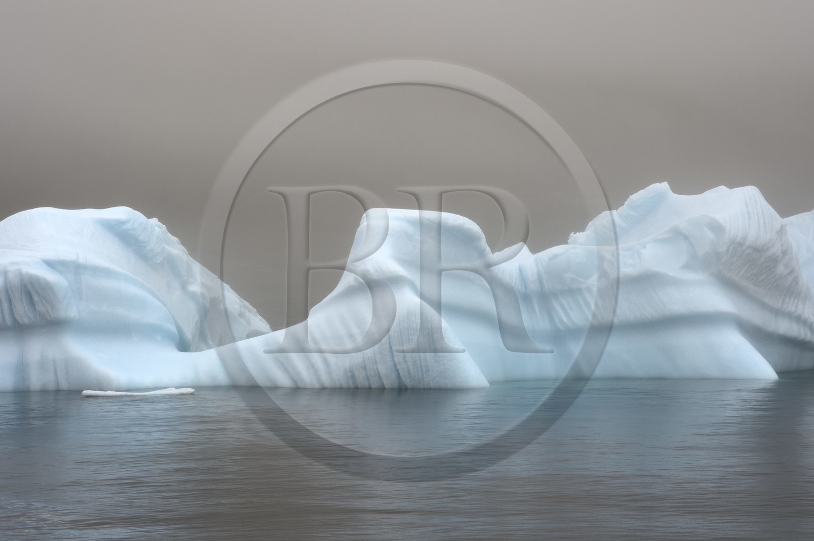 Groenland, cote ouest, Ile de Disko, iceberg dans la brume au large de Qeqertarsuaq