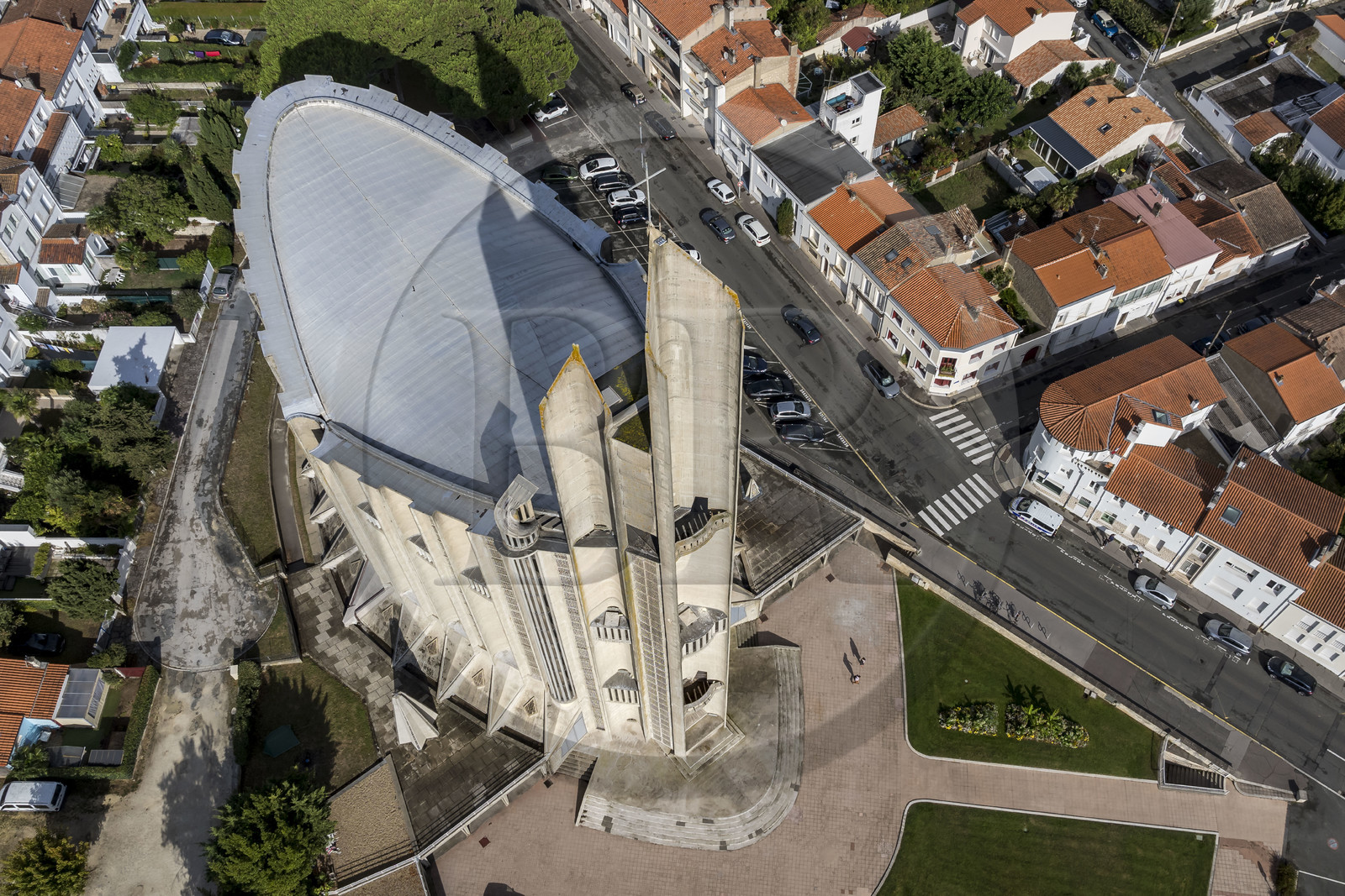 France, Charente-Maritime (17), Royan, église Notre-Dame de Royan construite de 1955 à 1958 par l'architecte Guillaume Gillet (Grand Prix de Rome) (vue aérienne)