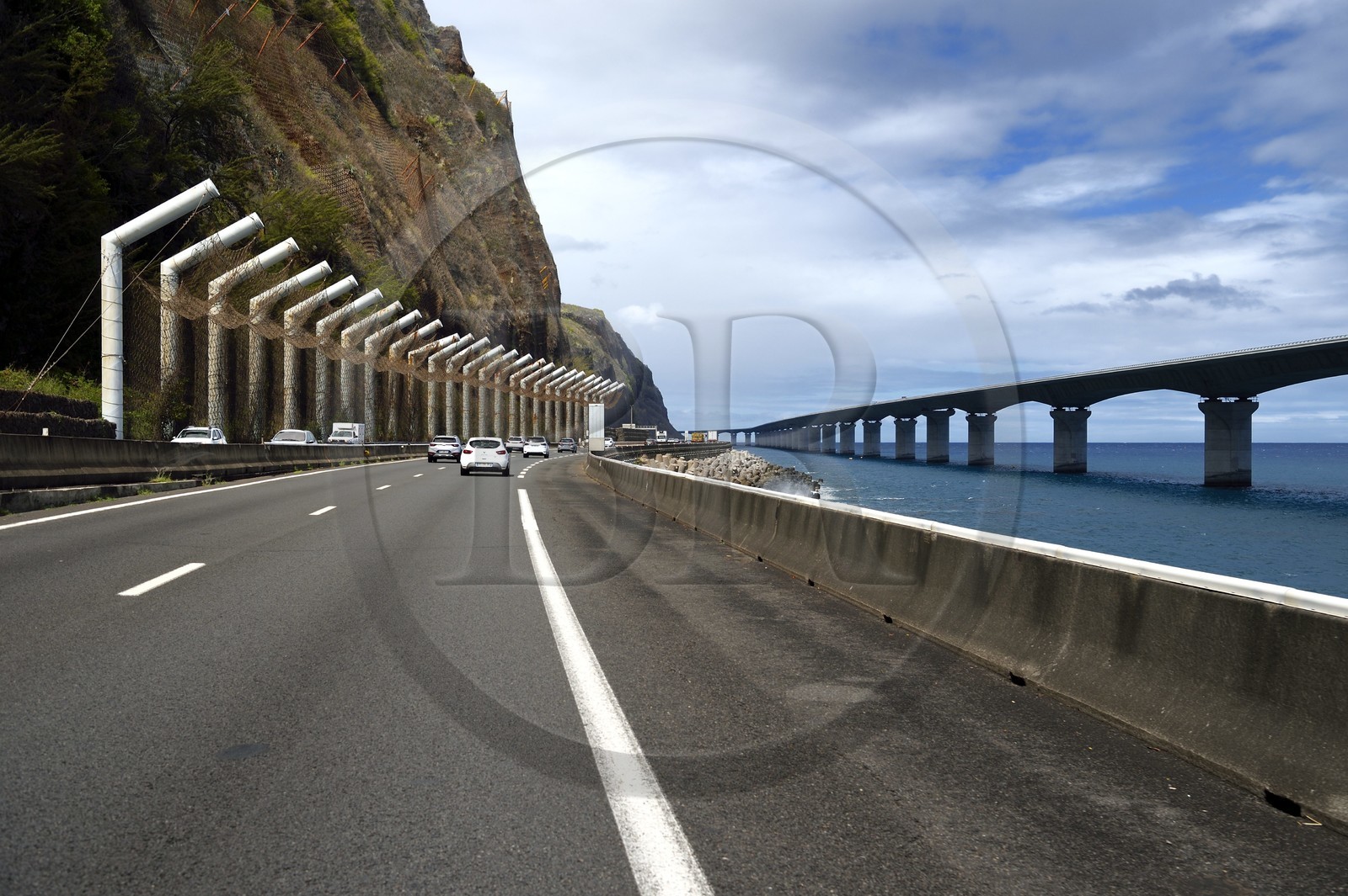 France, Ile de la Reunion, La Possession, l'ancienne route nationale toujours sous la menace de chutes de pierres et la Nouvelle Route du Littoral (NRL) sur la droite, viaduc maritime long de 5,4 km entre la capitale Saint-Denis et le principal port de commerce à l’Ouest