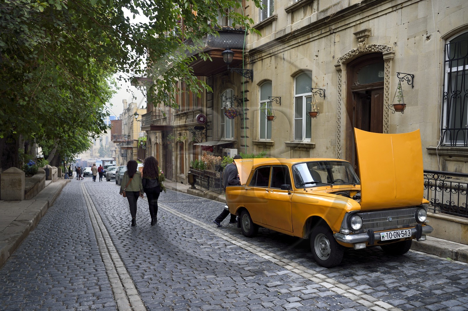 Azerbaïdjan, Bakou, Vieille ville, classée au patrimoine mondial de l'UNESCO, voiture de l'époque soviétique
