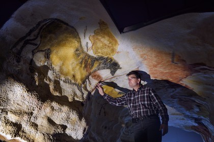 France, Dordogne (24), Montignac, l’Atelier des Fac-Similés du Périgord (AFSP) spécialisé dans la reproduction minérale de parois ornées de la préhistoire et en charge de la reconstitution fidèle des parois de la grotte de Lascaux, le directeur artistique et de production Francis Ringenbach, mention obligatoire Atelier des Fac-Similés du Périgord