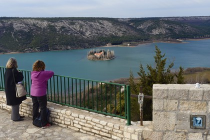 Croatie, Dalmatie, Parc national de Krka où la rivière Krka devient le lac de Visovac, monastère franciscain de l’îlot Visovac