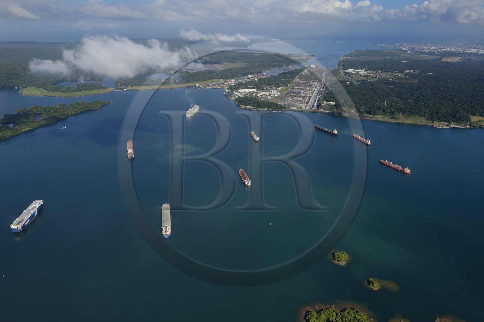 Panama, province de Colon, Canal de Panama, cargos sur le lac Gatun en attente de pouvoir franchir les écluses de Gatun, la baie Limon (Bahia Limon) coté Atlantique et la ville de Colon en arrière plan (vue aérienne)