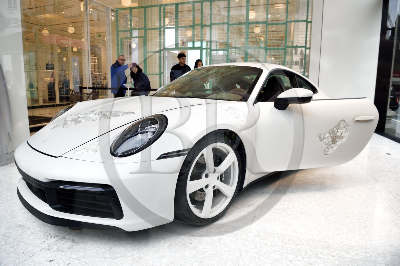 Royaume-Uni, Londres, Porsche 911 érodée de Daniel Arsham (2019) complètement pilotable et exposé au grand magasin Selfridges