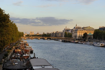 France, Paris (75), rive gauche, le musée National d'Orsay, aménagé dans l'ancienne Gare d'Orsay (1898) et la passerelle Léopold-Sédar-Senghor, anciennement passerelle Solférino