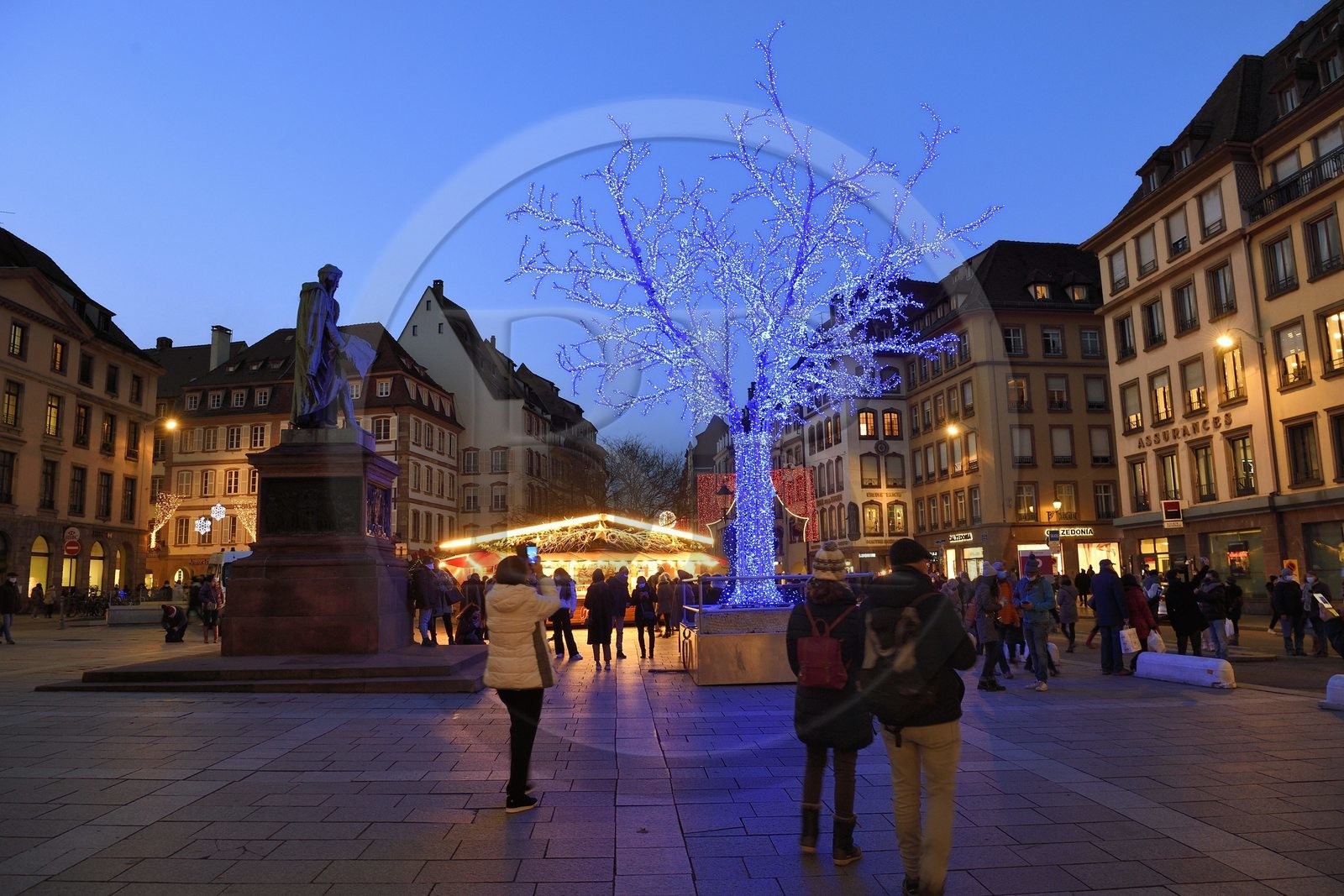France, Bas-Rhin (67), Strasbourg, vieille ville classée au Patrimoine Mondial de l'UNESCO, la place Gutenberg avec ses décors de Noël et l'arbre bleu des Vitrines de Strasbourg concept Pierre Bardet