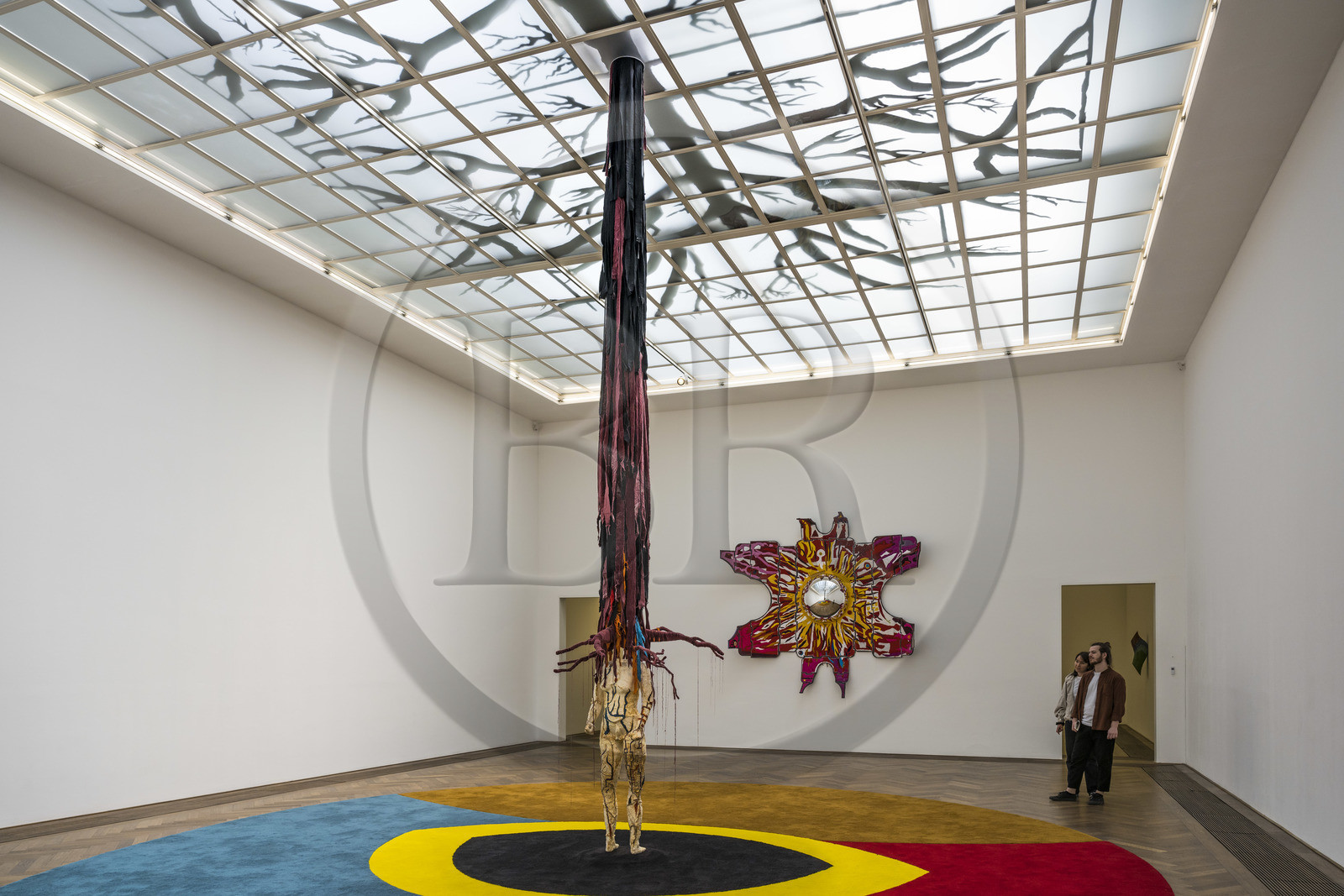 Suisse, Bâle, Kunsthalle Basel, Environmental Hangover, Chapéu Telurico (2022) au centre et vue sur Flor Satélite (2022) en arrière plan, installation de Pedro Wirz