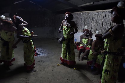 Gabon, Libreville, danses traditionnelles à l'occasion d'un mariage, danseuse en transe