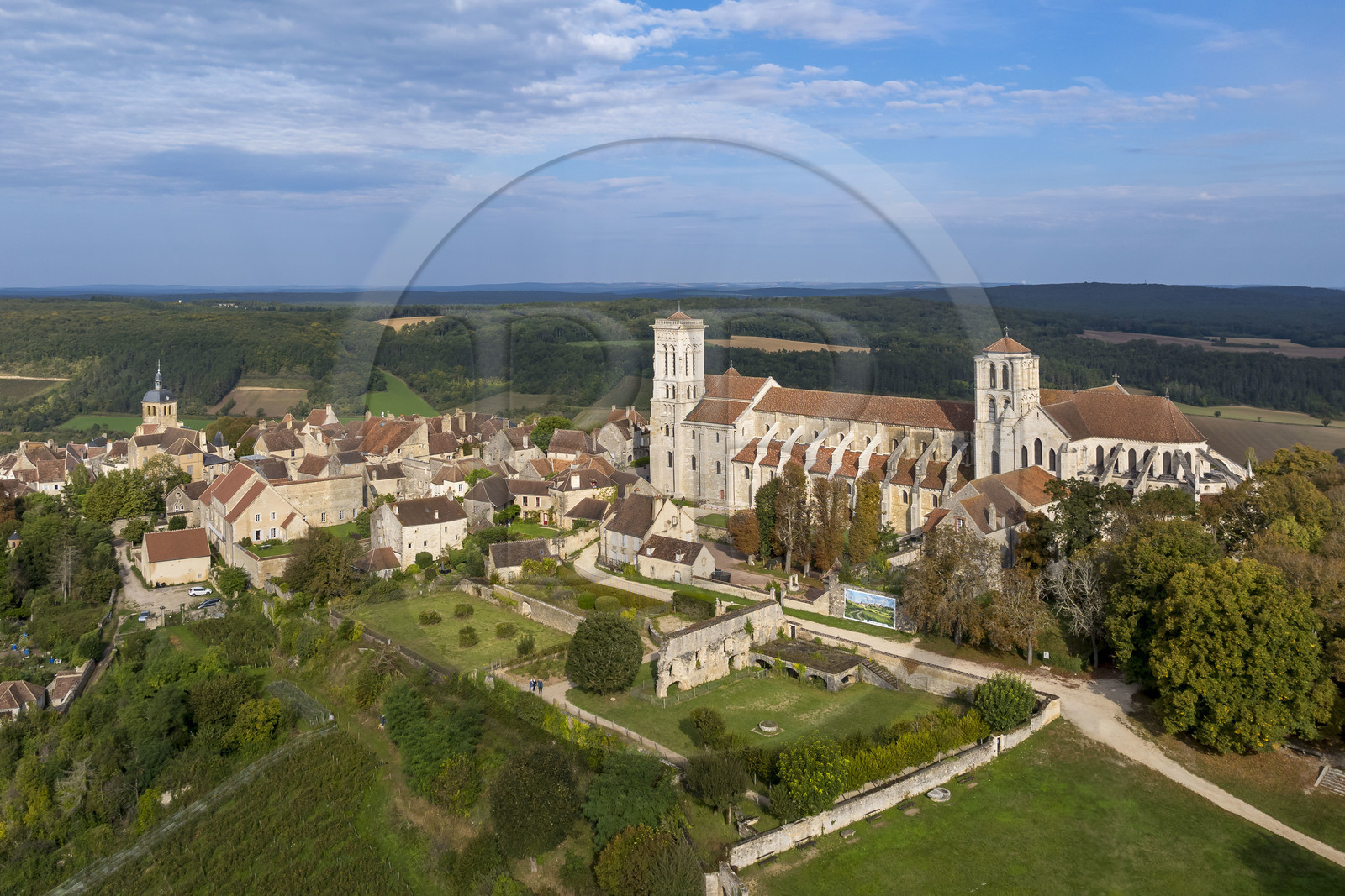 France, Yonne (89), parc naturel régional du Morvan, Vézelay, classé au Patrimoine Mondial de l'UNESCO, labellisé Les Plus Beaux Villages de France, point de départ de l'une des principales voies de pèlerinage de Saint-Jacques-de-Compostelle, la colline et la basilique Sainte-Marie-Madeleine (vue aérienne)