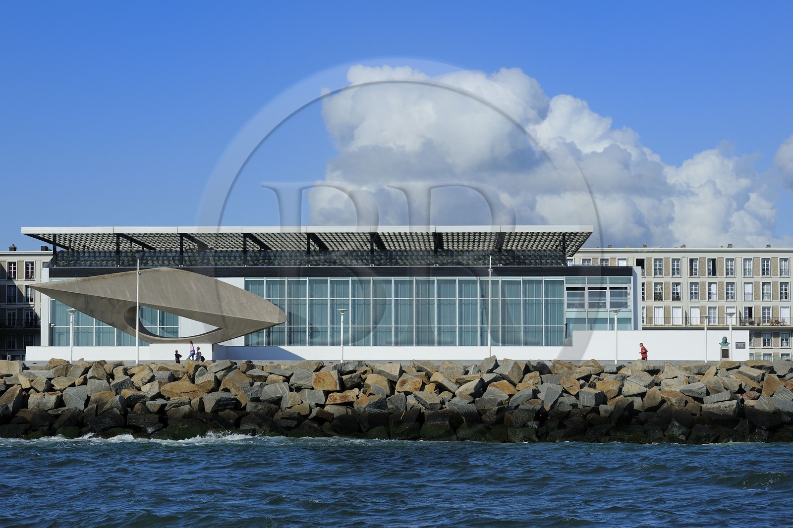 France, Seine-Maritime (76), Le Havre, Centre-ville reconstruit du Havre par Auguste Perret classé Patrimoine Mondial de l'UNESCO, le musée d'Art Moderne André Malraux en bord de mer est entouré d'immeubles Perret