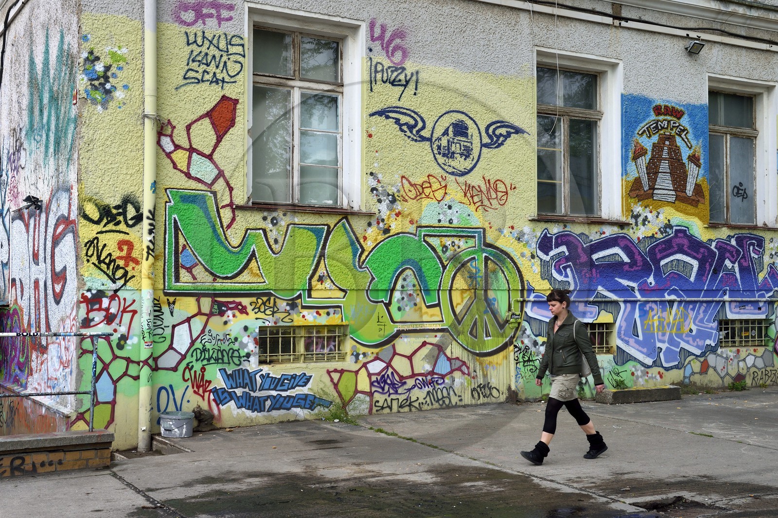 Allemagne, Berlin, RAW Tempel, haut lieu de l’art libre et urbain entre Revaler Strasse et les voies de chemin de fer de la station Warschauer Strasse