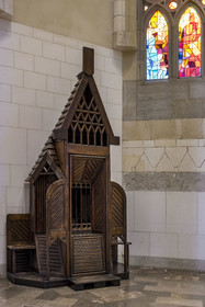 Espagne, Catalogne, Barcelone, quartier de l'Eixample, basilique de la Sagrada Familia de l'architecte du modernisme catalan Antoni Gaudi classée Patrimoine Mondial de l'UNESCO, mobilier et objets liturgiques conçus par Gaudi, confessional