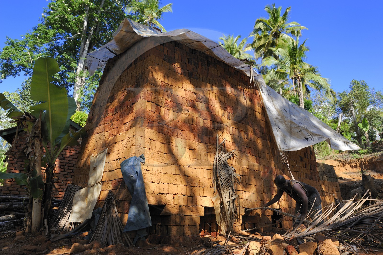 Tanzanie, région de Morogoro, les Monts Uluguru, fabrication de briques en terre