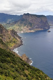 Portugal, Ile de Madère, randonnée de Machico à Porto da Cruz par le Vereda do Larano, vue sur la baie de Porto da Cruz dominé par le Rocher de l'aigle (Penha d'Aguia)