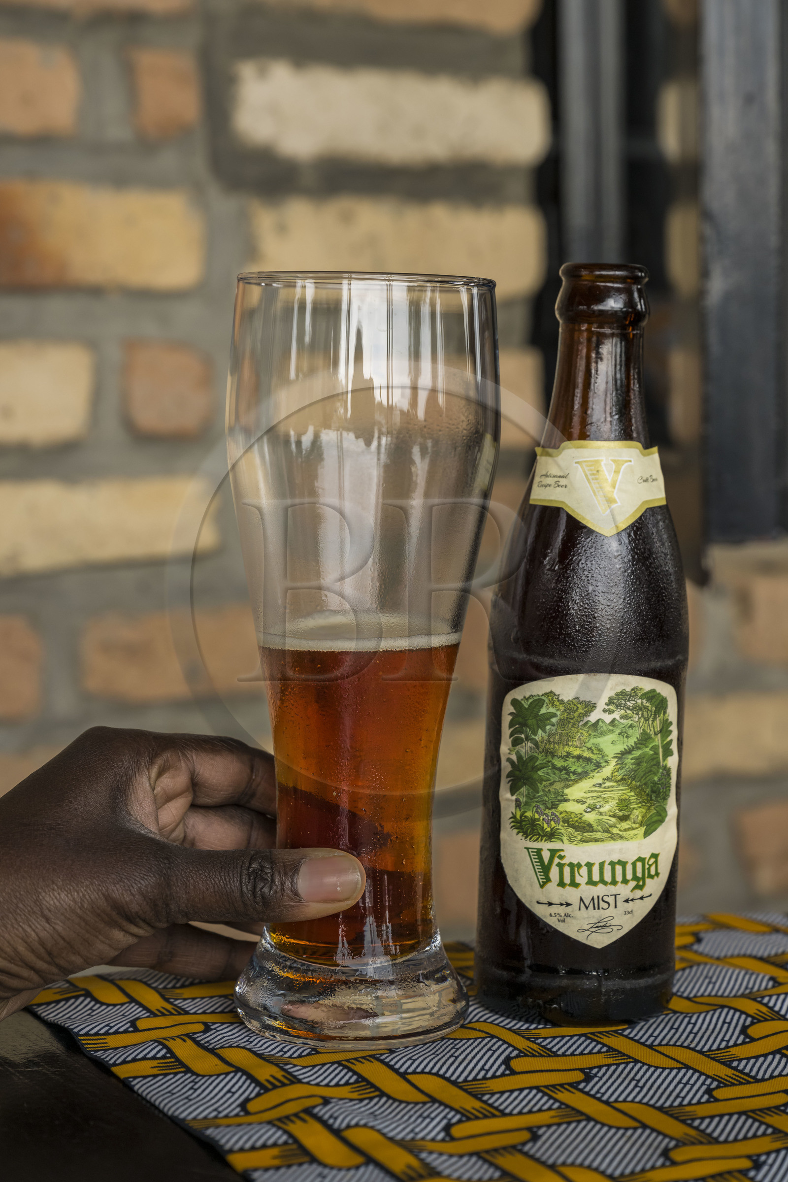 Rwanda, Kigali, la bière Virunga fabriquée au Rwanda mettant en scène un gorille