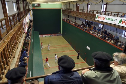 France, Pyrenees Atlantiques, Basque Country, Saint Jean Pied de Port, trinquet Garat, traditional Basque pelota party with bare hand for the Chasseurs (hunters) Cup