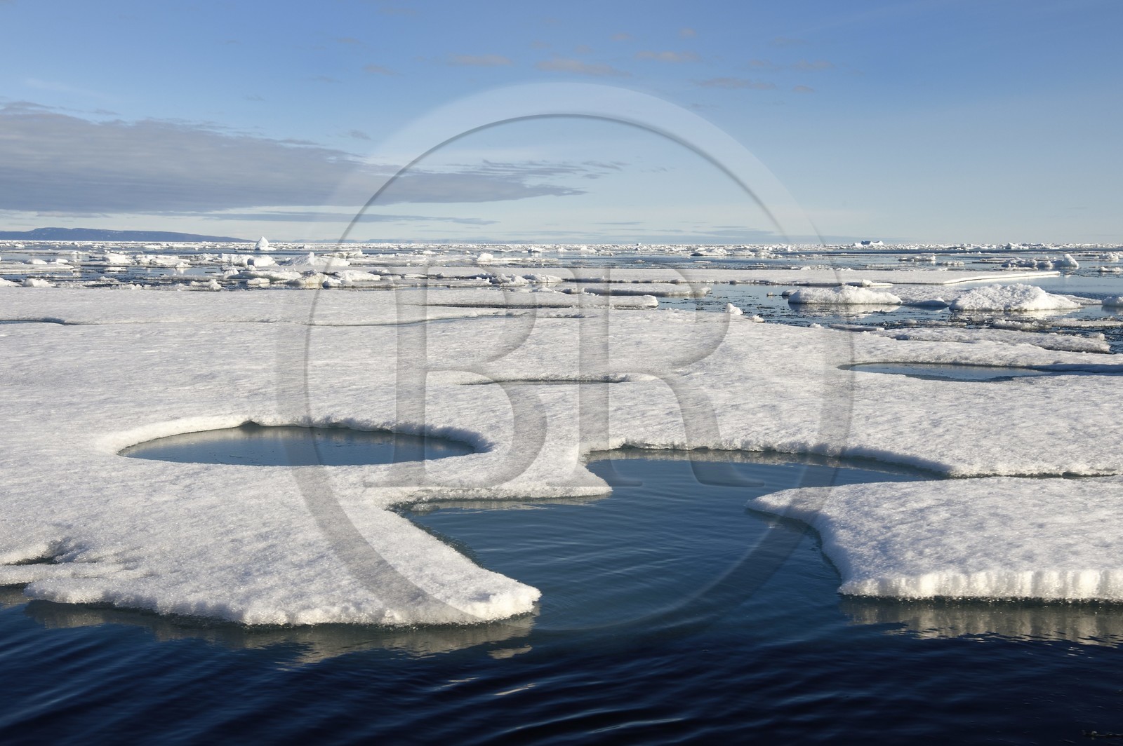 Groenland, cote Nord-Ouest, Smith sound au nord de la baie de Baffin, morceaux de glace de la banquise arctique en train de fondre